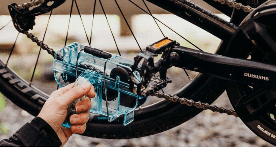 clean a bike chain with cleaner tool